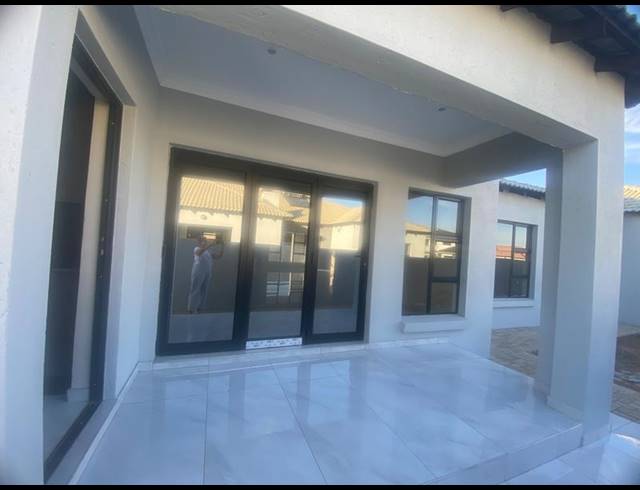 4 BEDROOM HOUSE FOR SALE IN AERORAND